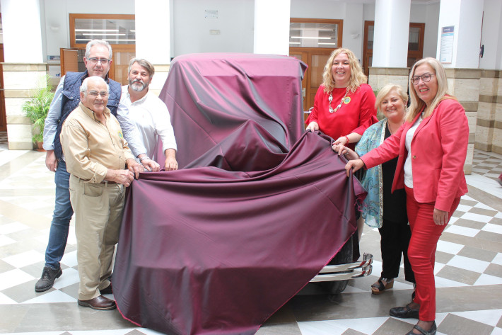 El coche clásico Citroën modelo AC-4 recuperado por la concejalía de Patrimonio se puede visitar en el patio del Ayuntamiento